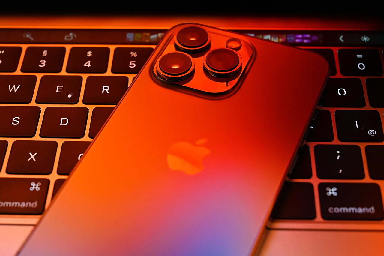 ภาพประกอบ: Apple iPhone 13 Pro on MacBook Pro
