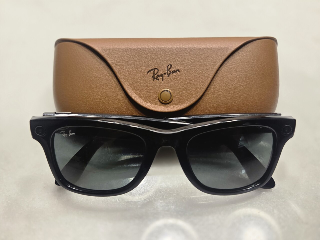 ภาพประกอบ: Ray-Ban Meta Gen 1 smart glasses with charging case
