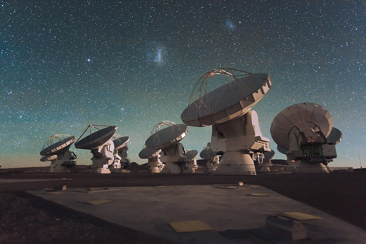 ภาพประกอบ: The Atacama Large Millimeter Array (ALMA) by night, under the Magellanic Clouds