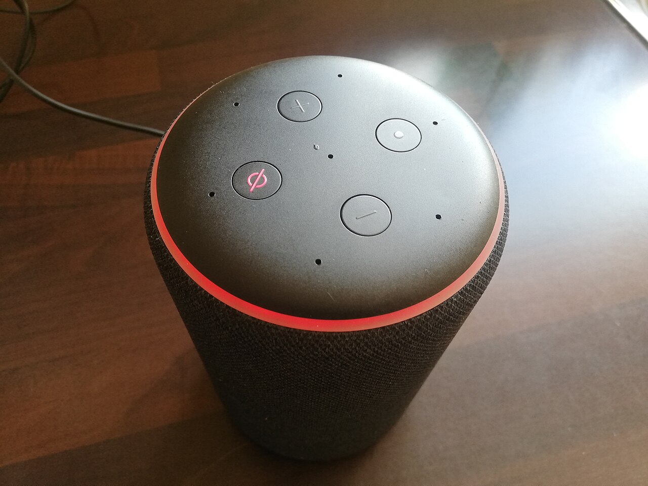 ภาพประกอบ: Alexa Amazon Echo Smart Speaker - Flashing Red Ring (Creative Commons)