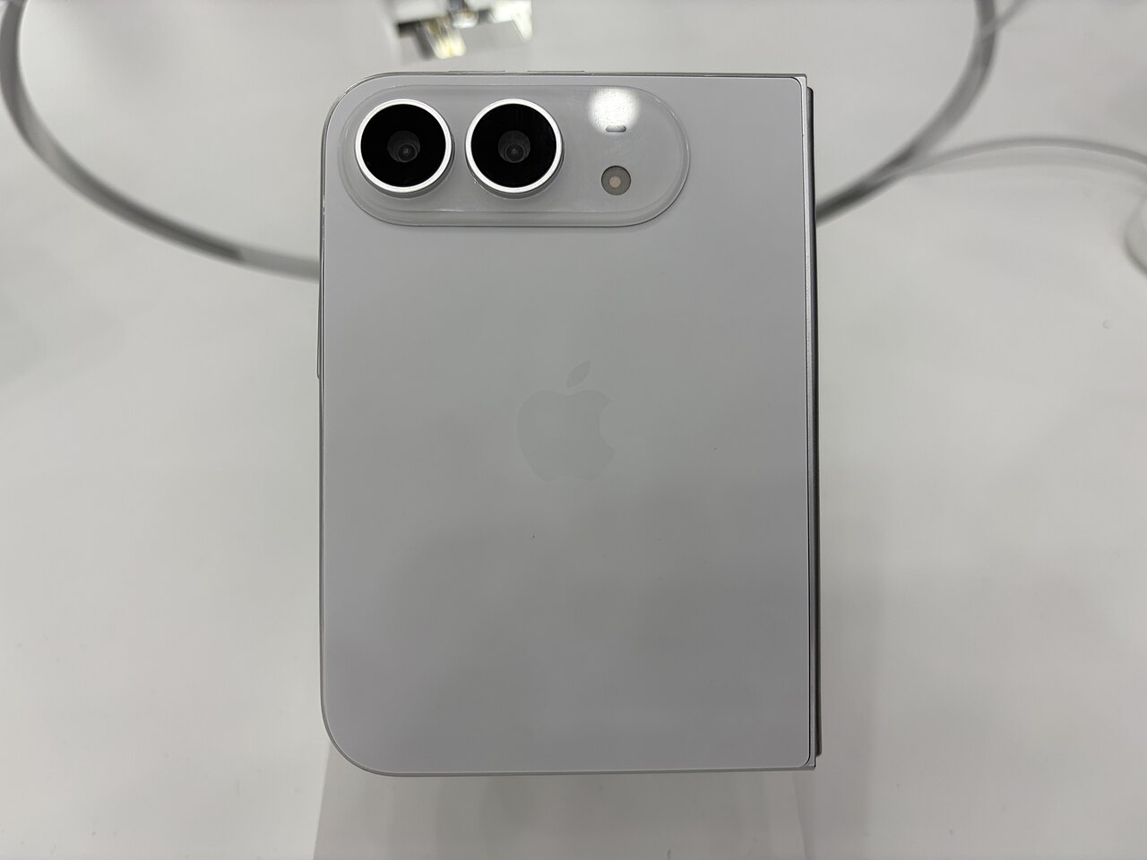 ภาพประกอบ: IPhone Duo rear