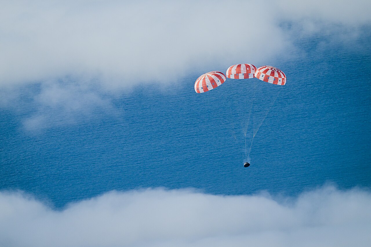 ภาพประกอบ: Orion descending down to the Pacific Ocean