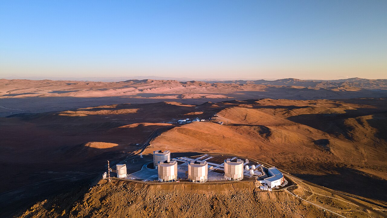 ภาพประกอบ: A bird's eye view of ESO’s Very Large Telescope (dji 0035)