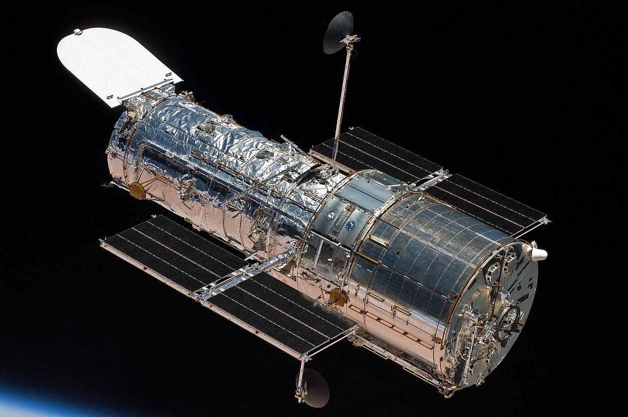 ภาพประกอบ: View of Hubble after Being Released from the Shuttle Atlantis