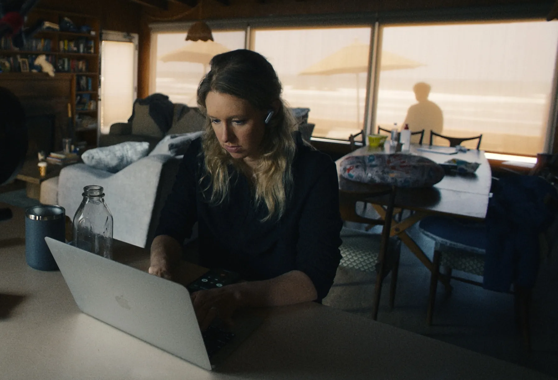 ภาพโปรโมตทางการจาก A24 (ภาพประชาสัมพันธ์) ผ่าน IndieWire ประกอบข่าว สารคดี Theranos ของ A24 ทำเงิน 19.5 ล้านดอลลาร์สัปดาห์ที่สอง พุ่งแรงกว่าเปิดตัว
