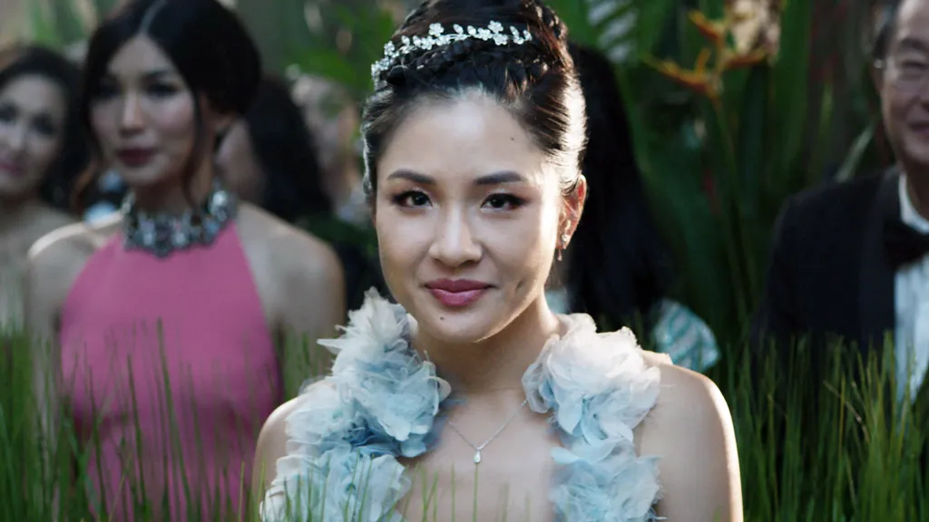 ภาพโปรโมตทางการจาก HBO (ภาพประชาสัมพันธ์) ผ่าน Deadline ประกอบข่าว Constance Wu คัมแบ็กซีรีส์ภาคต่อ Crazy Rich Asians ถ่ายทำที่นิวยอร์ก
