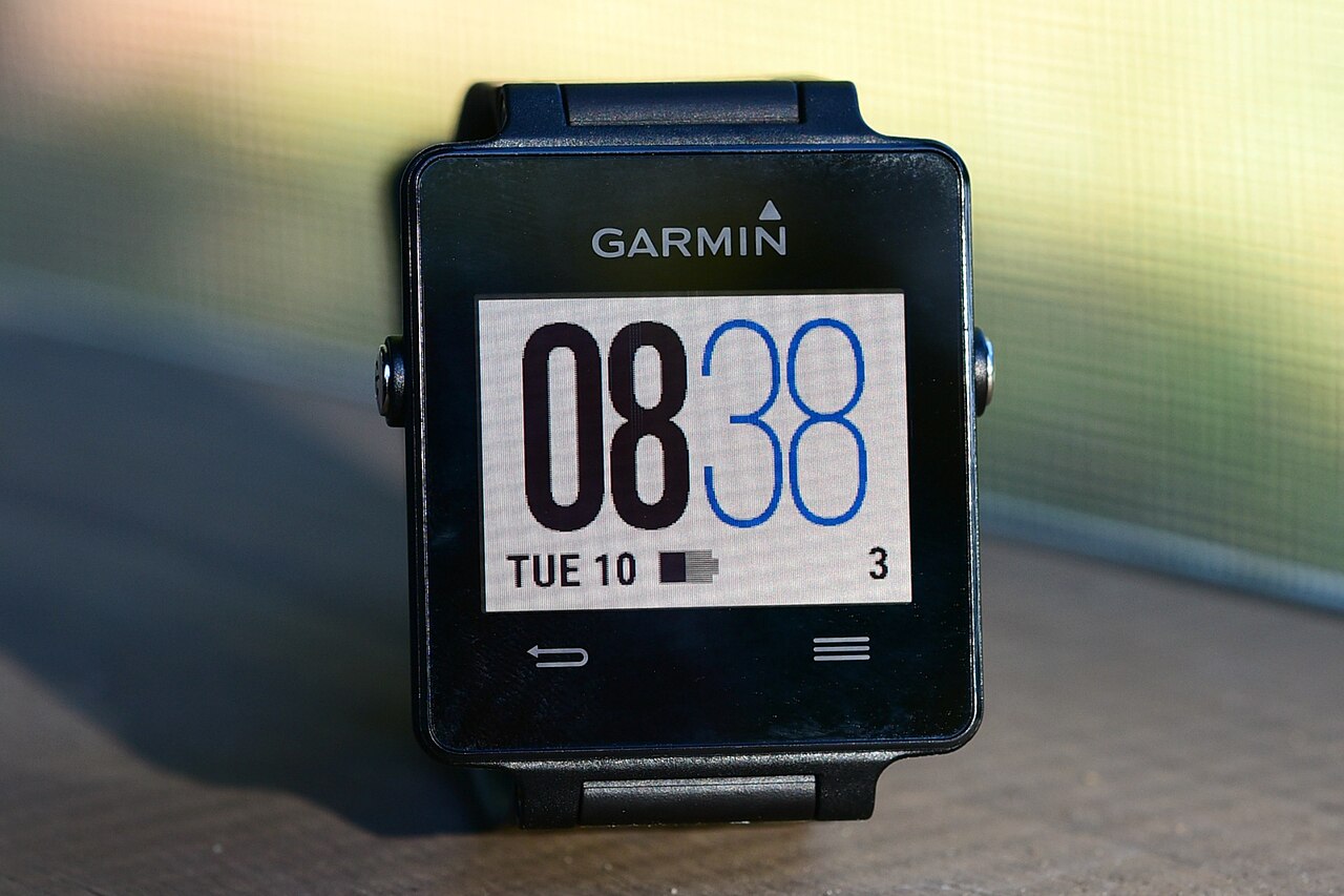 ภาพประกอบ: Garmin Vivoactive Smart Watch