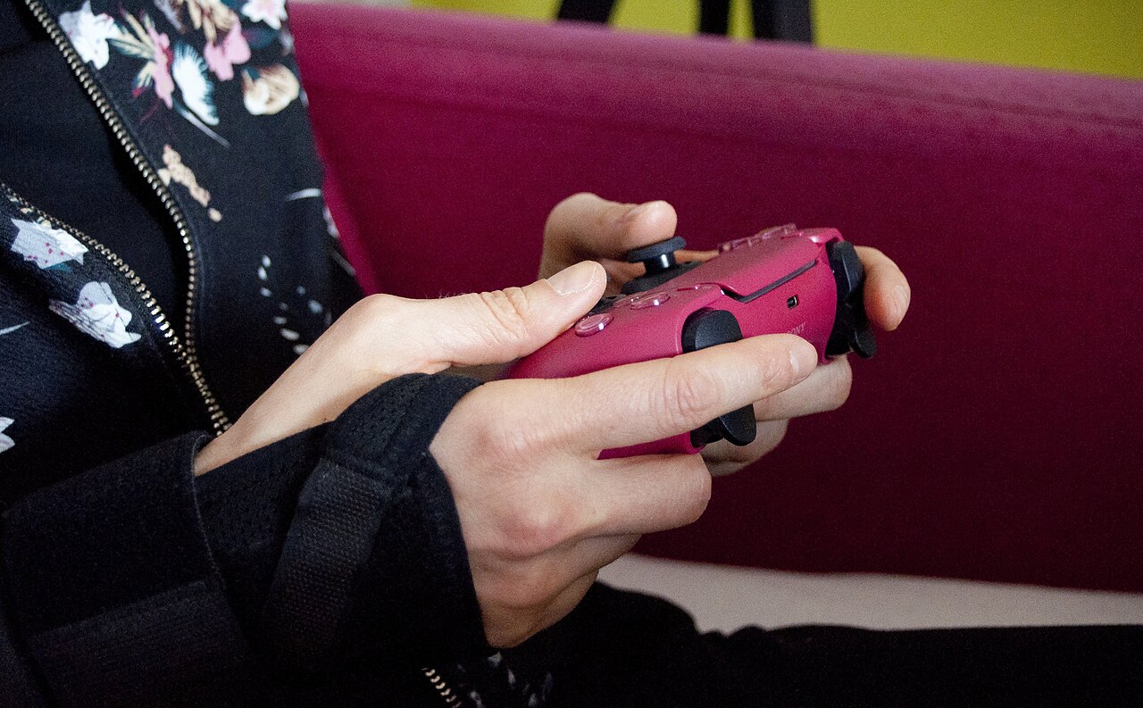 ภาพประกอบ: InclusiveGameLab Person-with-PS5-Controller 5 CC-BY-SA