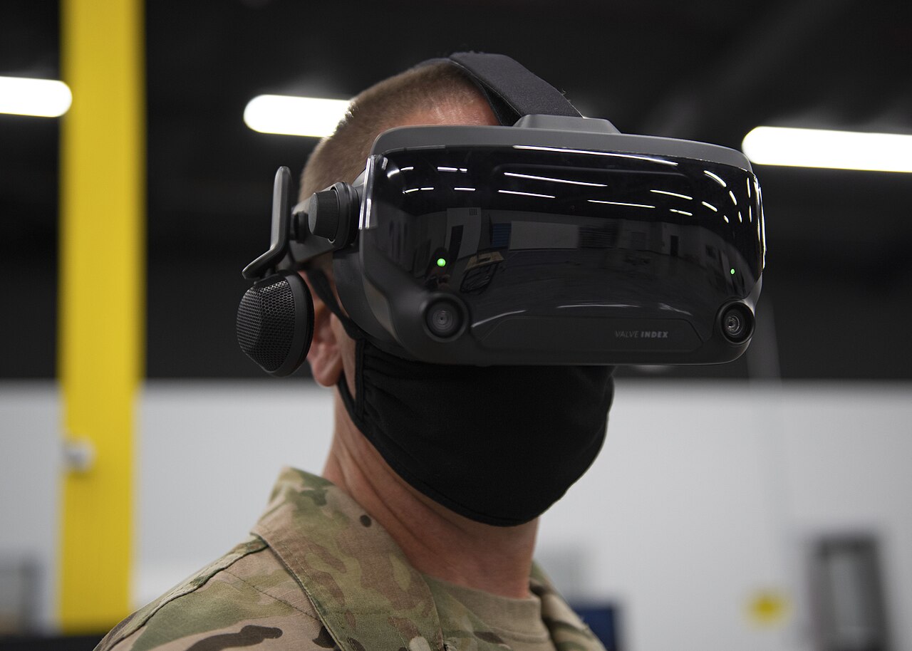 ภาพประกอบ: Air Force officer using Valve Index
