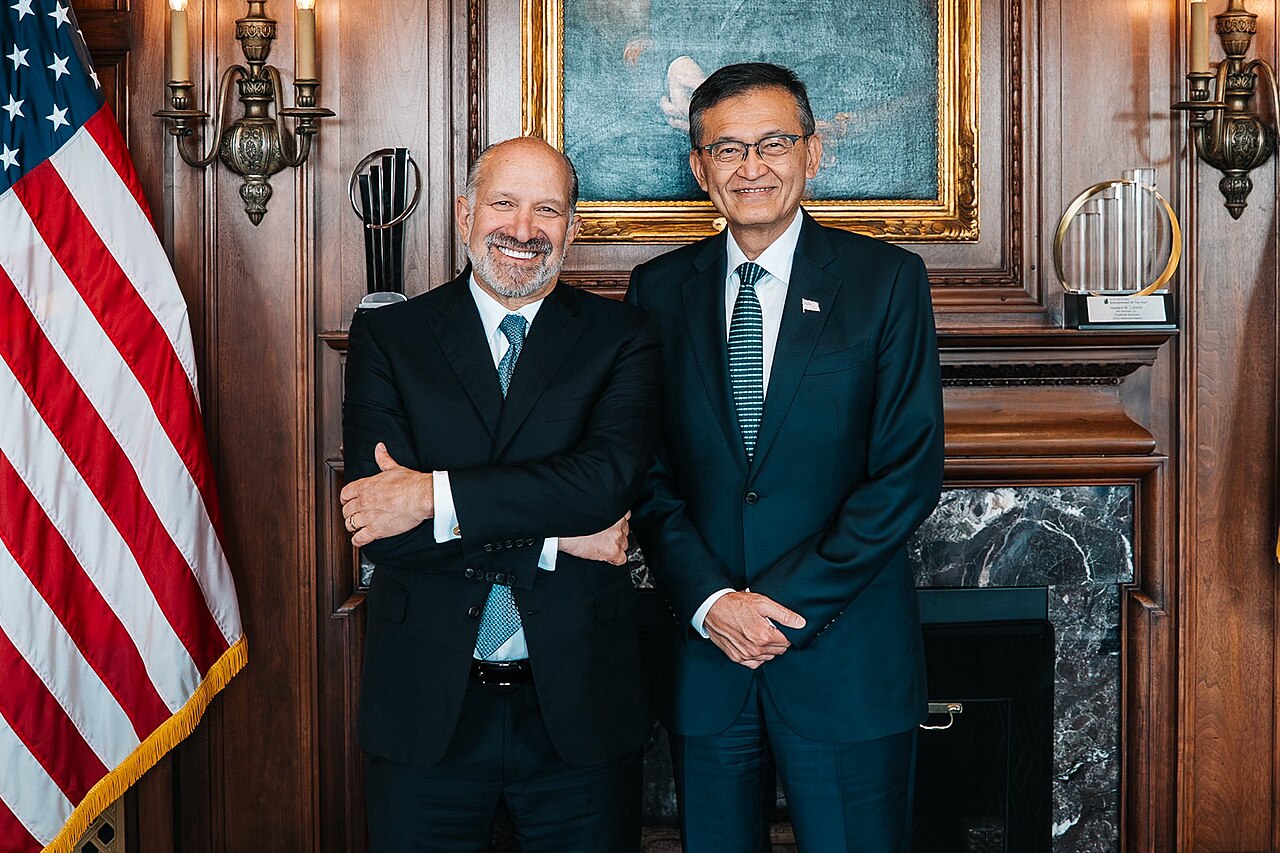 ภาพประกอบ: Howard Lutnick with Intel CEO Lip-Bu Tan (2025)