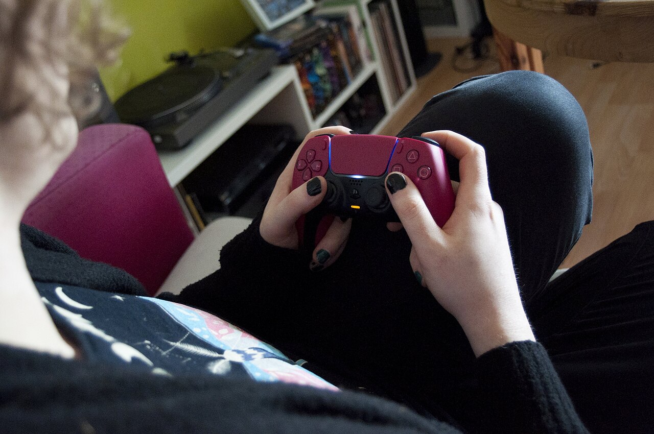 ภาพประกอบ: InclusiveGameLab Person-with-PS5-Controller 4 CC-BY-SA