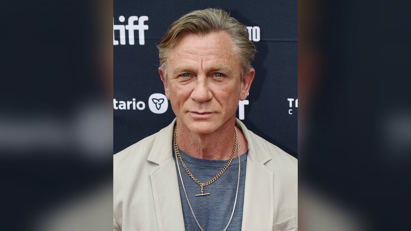 ภาพประกอบ: Daniel Craig TIFF 2025 Red Carpet (cropped)