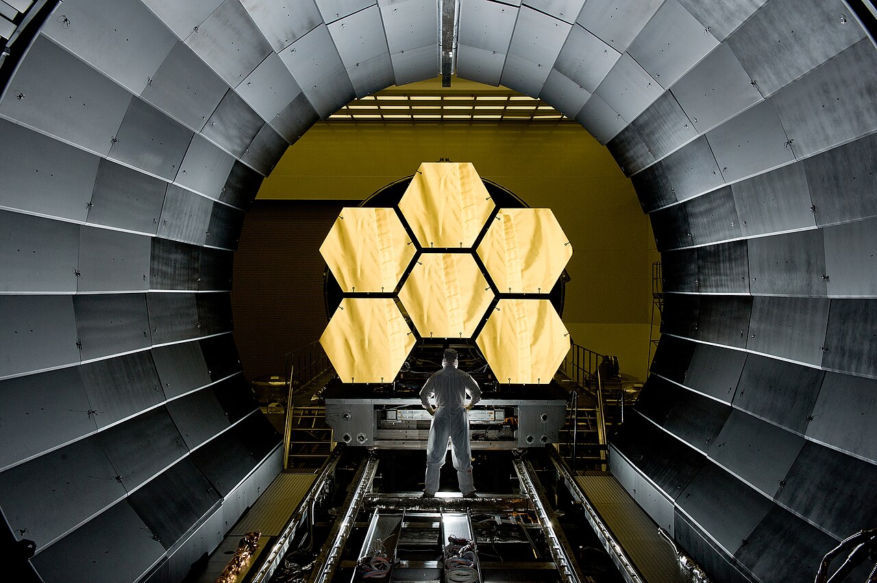 ภาพประกอบ: James Webb Primary Mirror