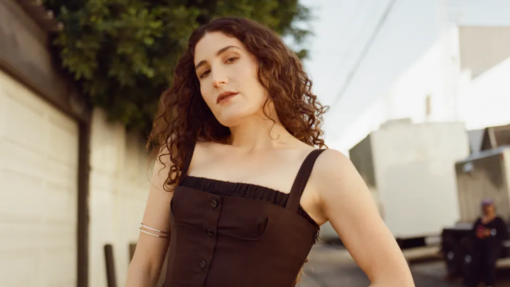 ภาพโปรโมตทางการจาก HBO (ภาพประชาสัมพันธ์) ผ่าน Variety ประกอบข่าว Kate Berlant ปล่อยสเปเชียลใหม่ Parmesan ทาง HBO เล่ามุกพ่อจนผู้ชมคนหนึ่งโมโห