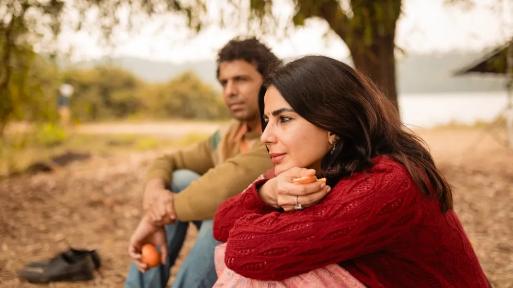 ภาพโปรโมตทางการจาก Kintsukuroi Films (ภาพประชาสัมพันธ์) ผ่าน Variety ประกอบข่าว Kirti Kulhari ผันตัวเป็นโปรดิวเซอร์ครั้งแรกกับ Kinaare ฉายเปิดตัวในเทศกาลหนัง Dharamshala