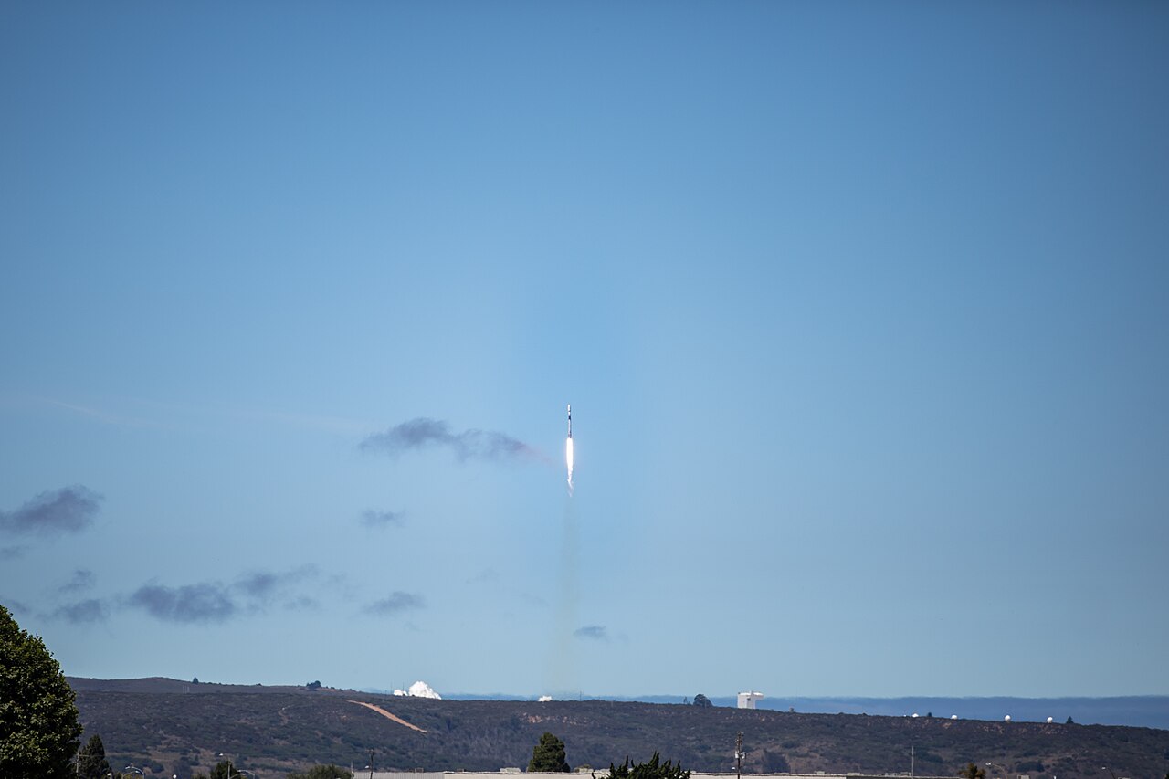 ภาพประกอบ: SpaceX Falcon 9 rocket launches NASA's TRACERS mission from Vandenberg, California