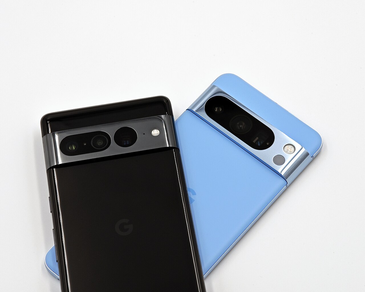 ภาพประกอบ: Google Pixel 8 Pro with Google Pixel 7 Pro