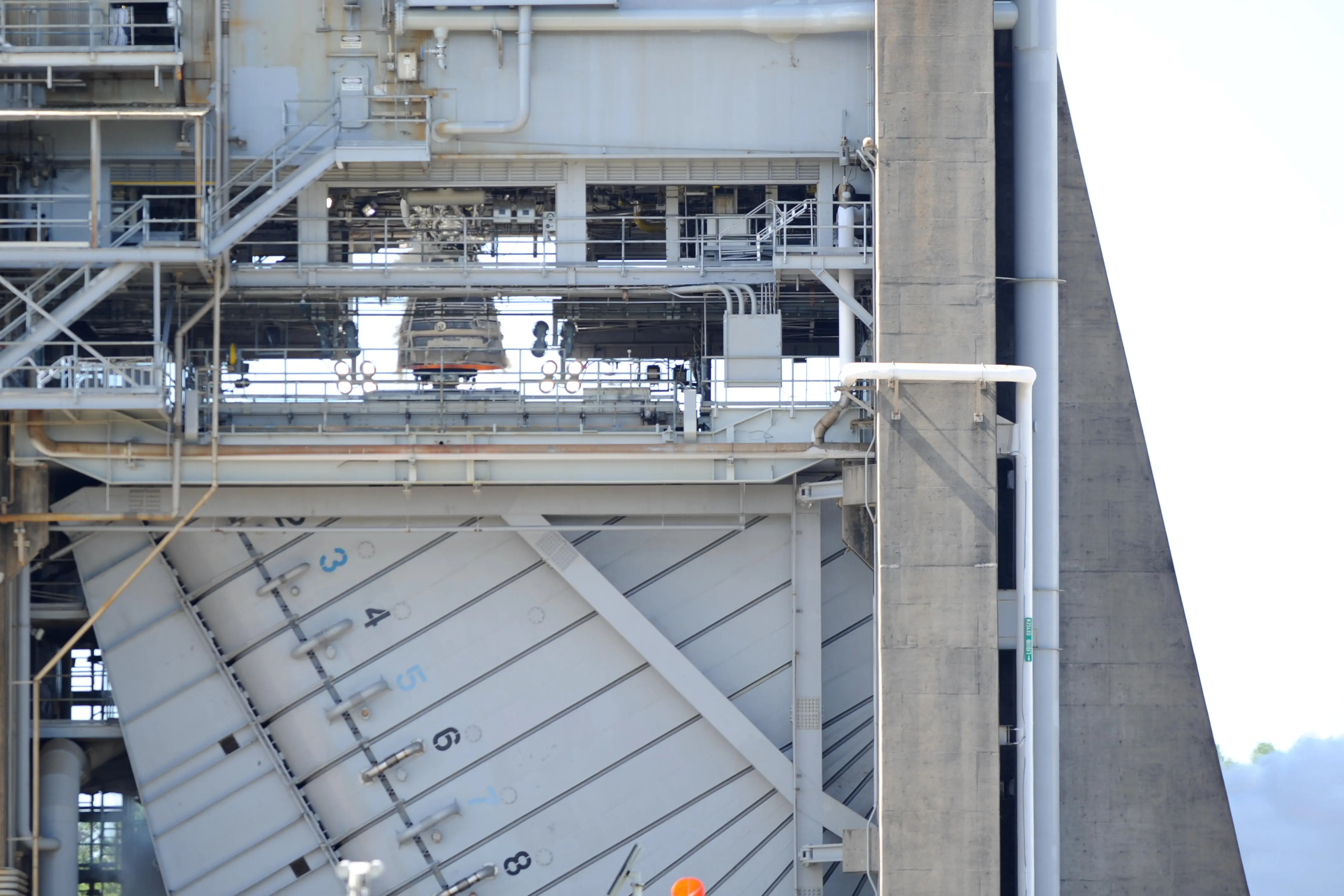 โครงสร้างฐานทดสอบเครื่องยนต์จรวดที่ NASA Stennis