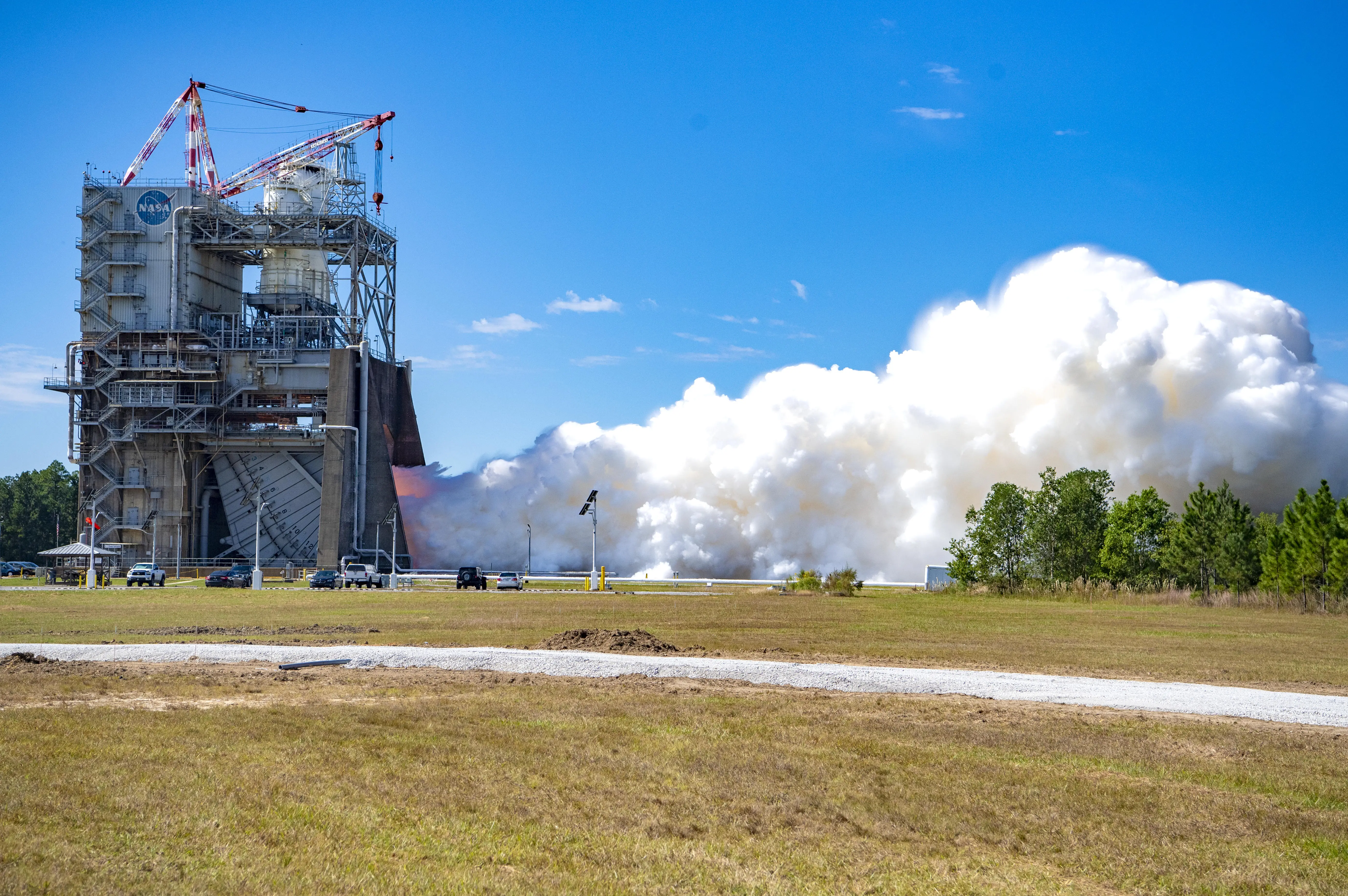 เครื่องยนต์ RS-25 กำลังทดสอบจุดระเบิดที่ฐานทดสอบ NASA
