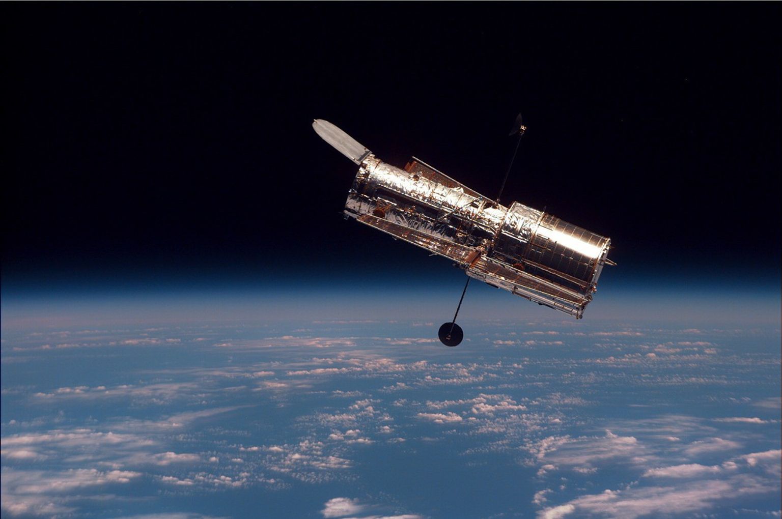 กล้องโทรทรรศน์ Hubble โคจรเหนือโลก