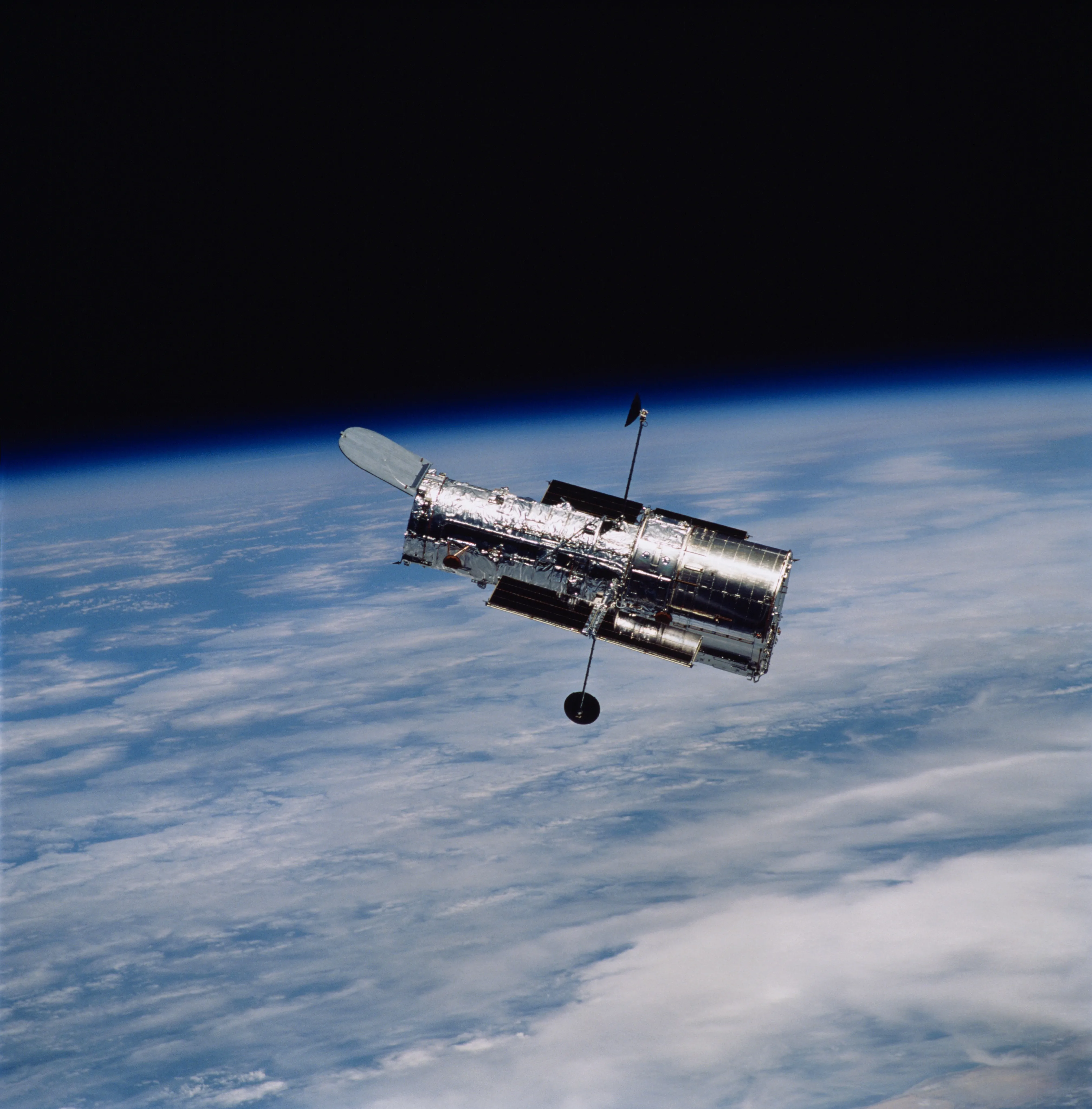 กล้องโทรทรรศน์ Hubble โคจรเหนือโลก
