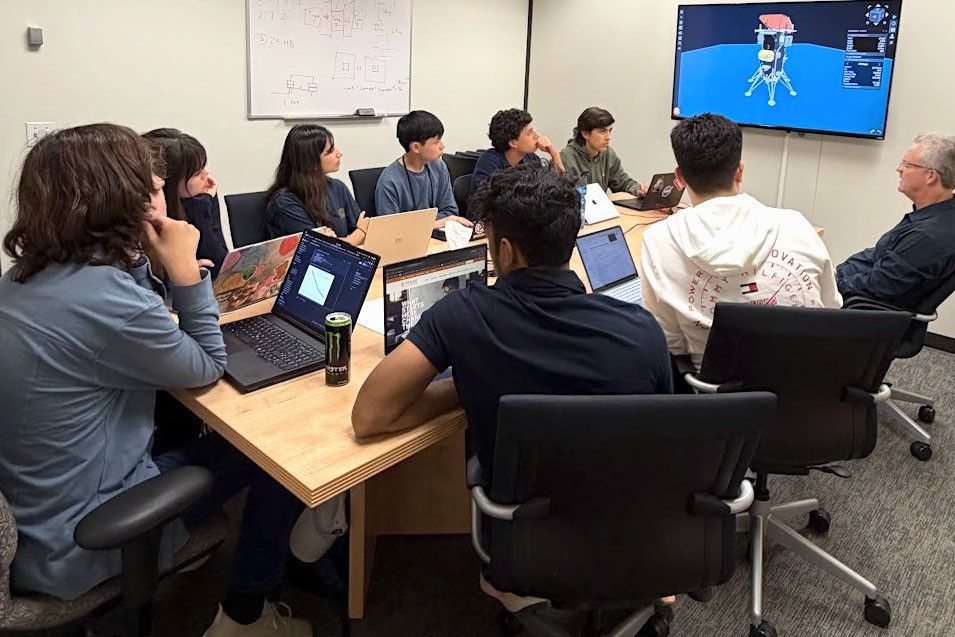 นักเรียนใช้แล็ปท็อปในห้องประชุมดูภาพกราฟิกยานลงจอดดวงจันทร์