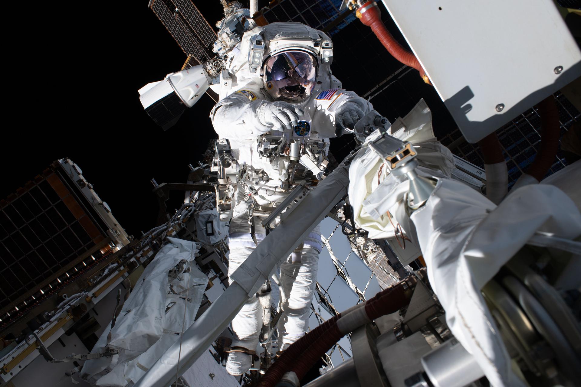ภาพจาก NASA ประกอบข่าว NASA เตรียมแถลงข่าวก่อนเดินอวกาศครั้งที่ 100 และ 101 ติดตั้งแผงโซลาร์เซลล์ชุดสุดท้ายให้สถานีอวกาศนานาชาติ