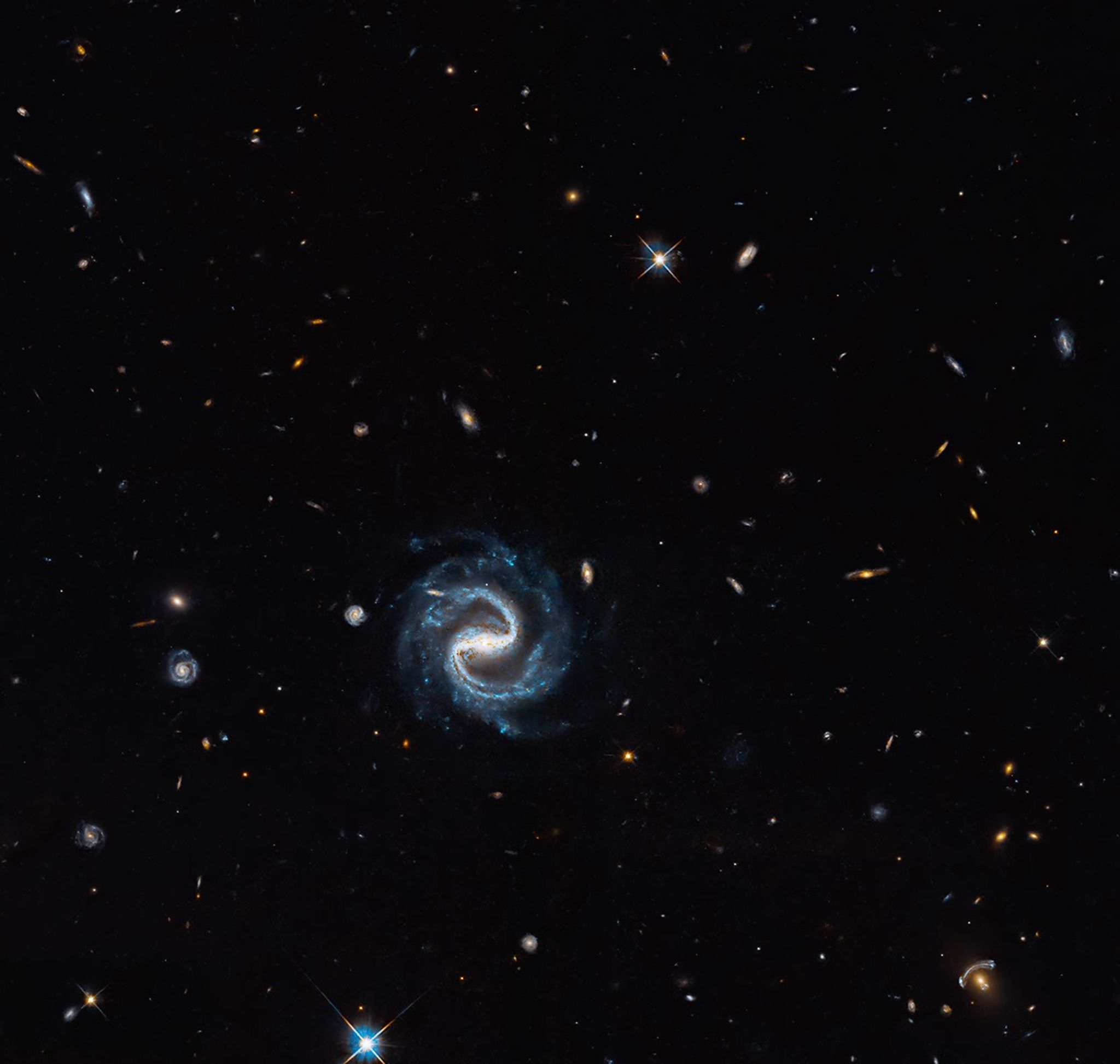 กล้อง Hubble ถ่ายภาพกาแล็กซี่กังหันและดาวฤกษ์ที่อยู่ห่างไกล