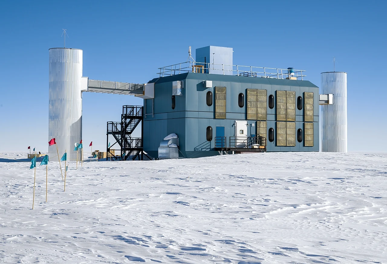 ภาพประกอบ: IceCube Neutrino Observatory in 2023