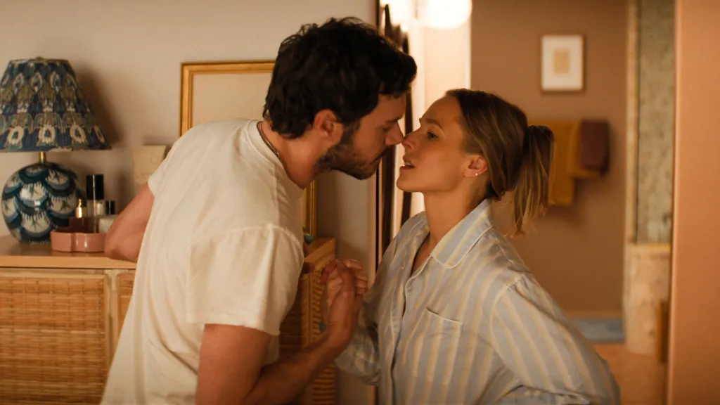 ภาพโปรโมตทางการจาก Netflix (ภาพประชาสัมพันธ์) ผ่าน Deadline ประกอบข่าว Erin Foster บอกยังมีเรื่องให้เล่าอีกถ้า Nobody Wants This มีซีซัน 4