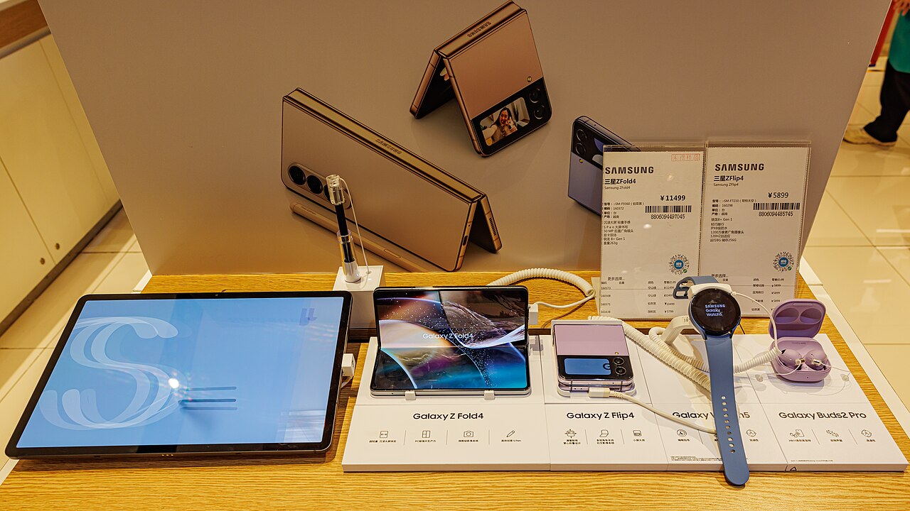 ภาพประกอบ: SAMSUNG Galaxy Tab S8+, SAMSUNG Galaxy Z Fold 4, SAMSUNG Galaxy Z FLIP 4, SAMSUNG Galaxy Watch 5, SAMSUNG Galaxy Buds2 Pro