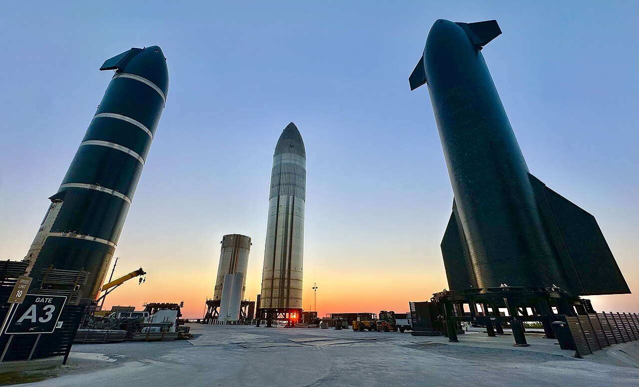 ภาพประกอบ: Sunset in the Rocket Garden at SpaceX Starbase