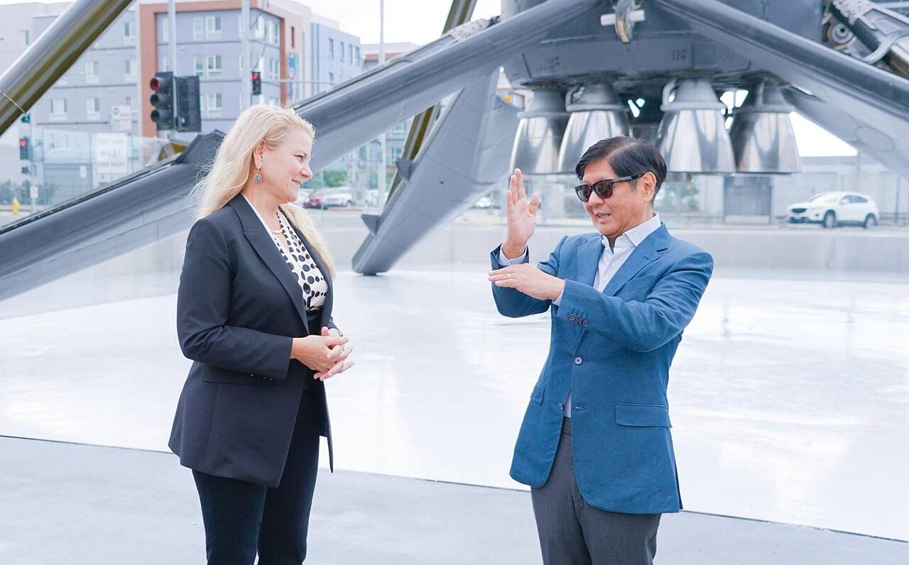 ภาพประกอบ: Gwynne Shotwell and Bongbong Marcos