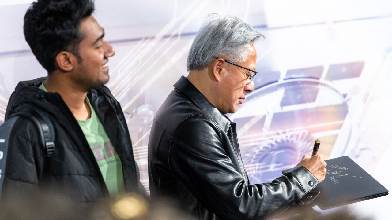 ผู้บริหารของ NVIDIA (อาจเป็นเจนเซน ฮวง) กำลังเซ็นลายเซ็นให้แฟน