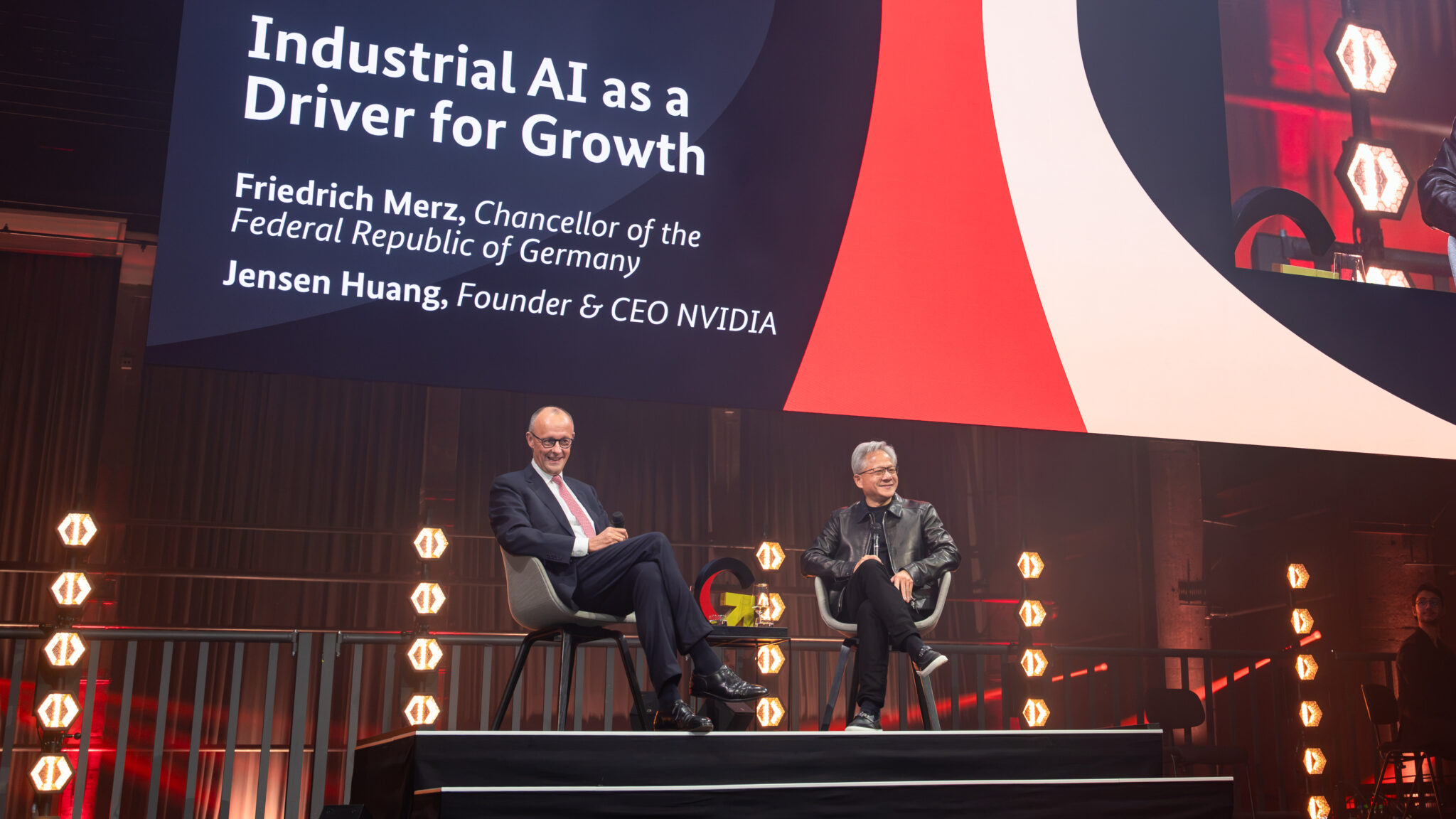 เจนเซน ฮวง (ซีอีโอของ NVIDIA) และฟรีดริช เมอร์ซ บนเวทีงานอีเวนต์ AI