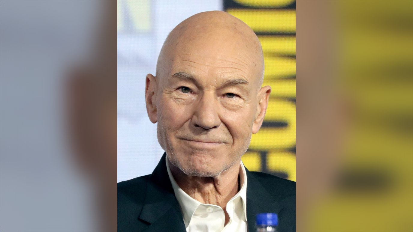 ภาพประกอบ: Patrick Stewart by Gage Skidmore 2