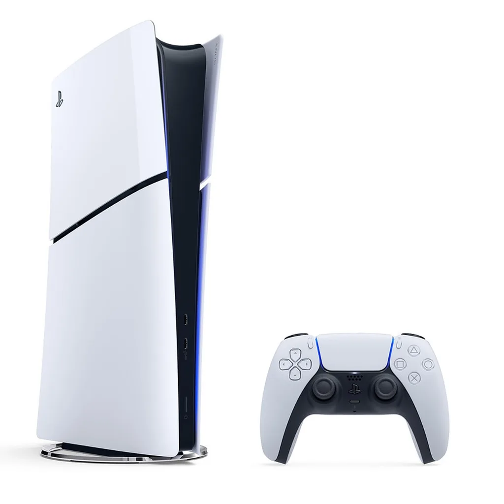 เครื่อง PS5 รุ่นเล็กและคอนโทรลเลอร์ DualSense บนพื้นหลังสีขาว