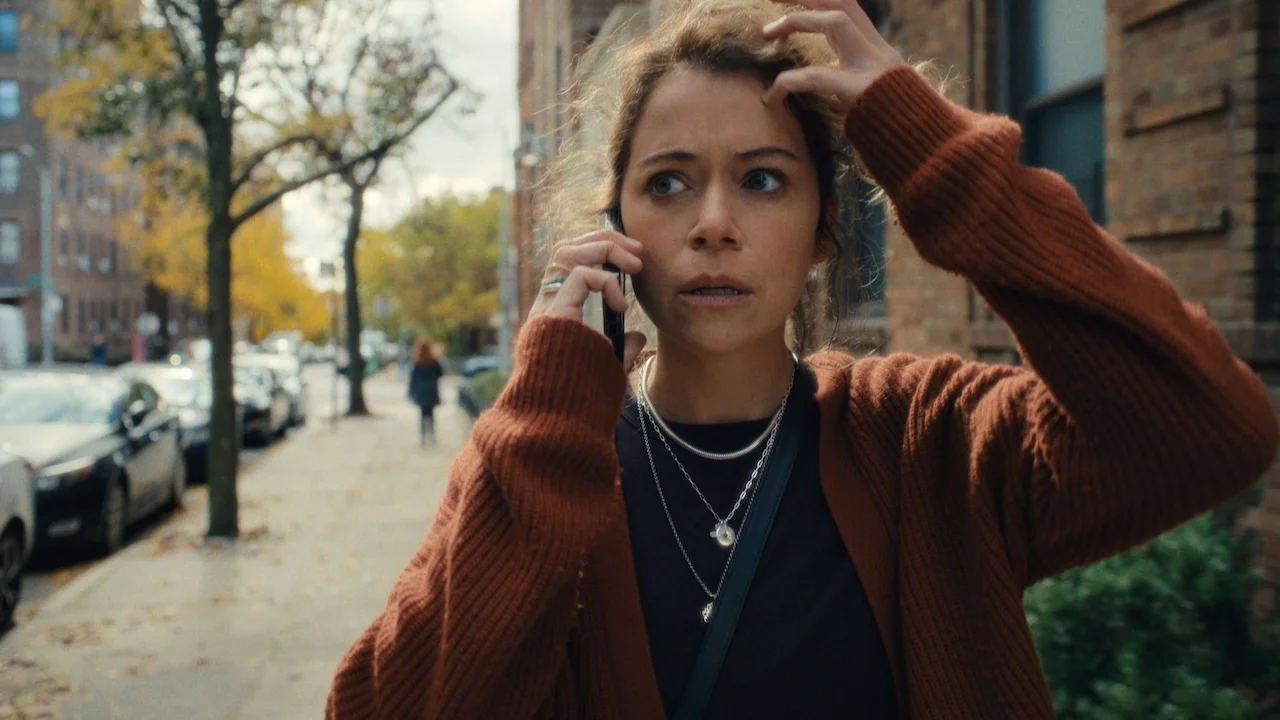 ภาพโปรโมตทางการจาก Apple TV (ภาพประชาสัมพันธ์) ผ่าน TheWrap ประกอบข่าว Tatiana Maslany บอกความหวาดระแวงในโลกจริงทำให้ Maximum Pleasure Guaranteed สมจริง