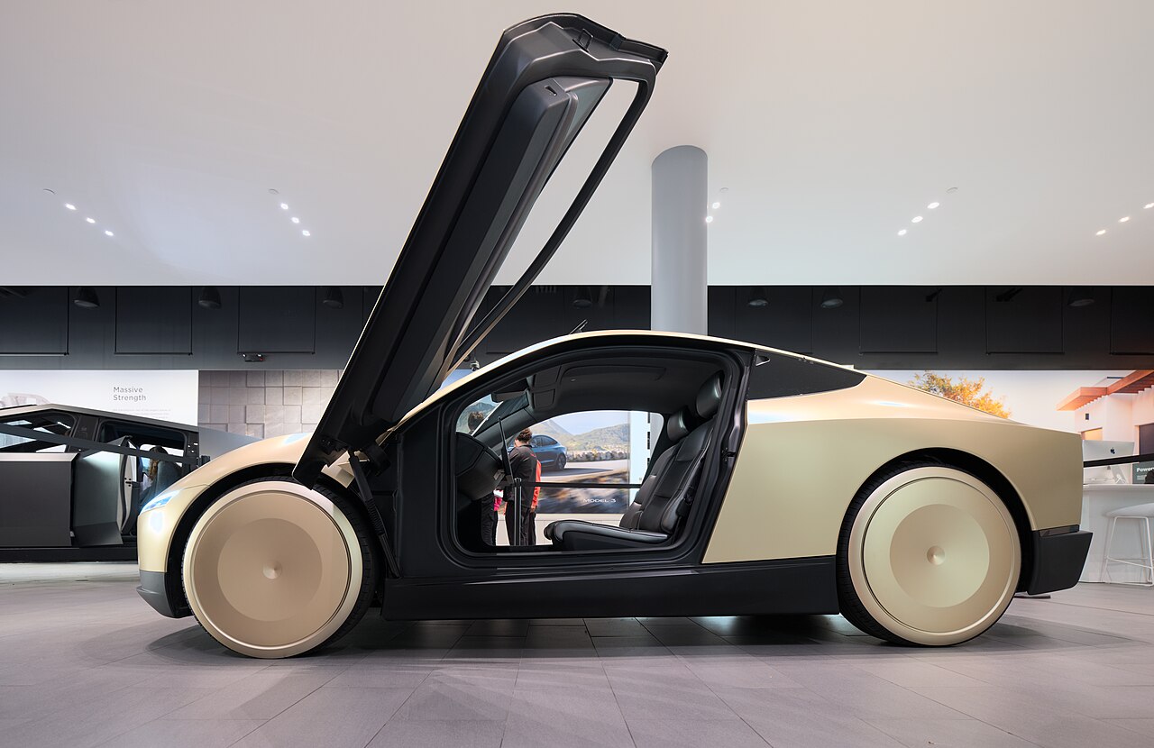 ภาพประกอบ: Tesla Cybercab at Santana Row side view dllu