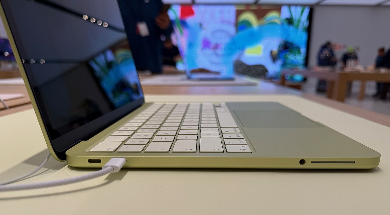 ภาพประกอบ: MacBook Neo left side ports
