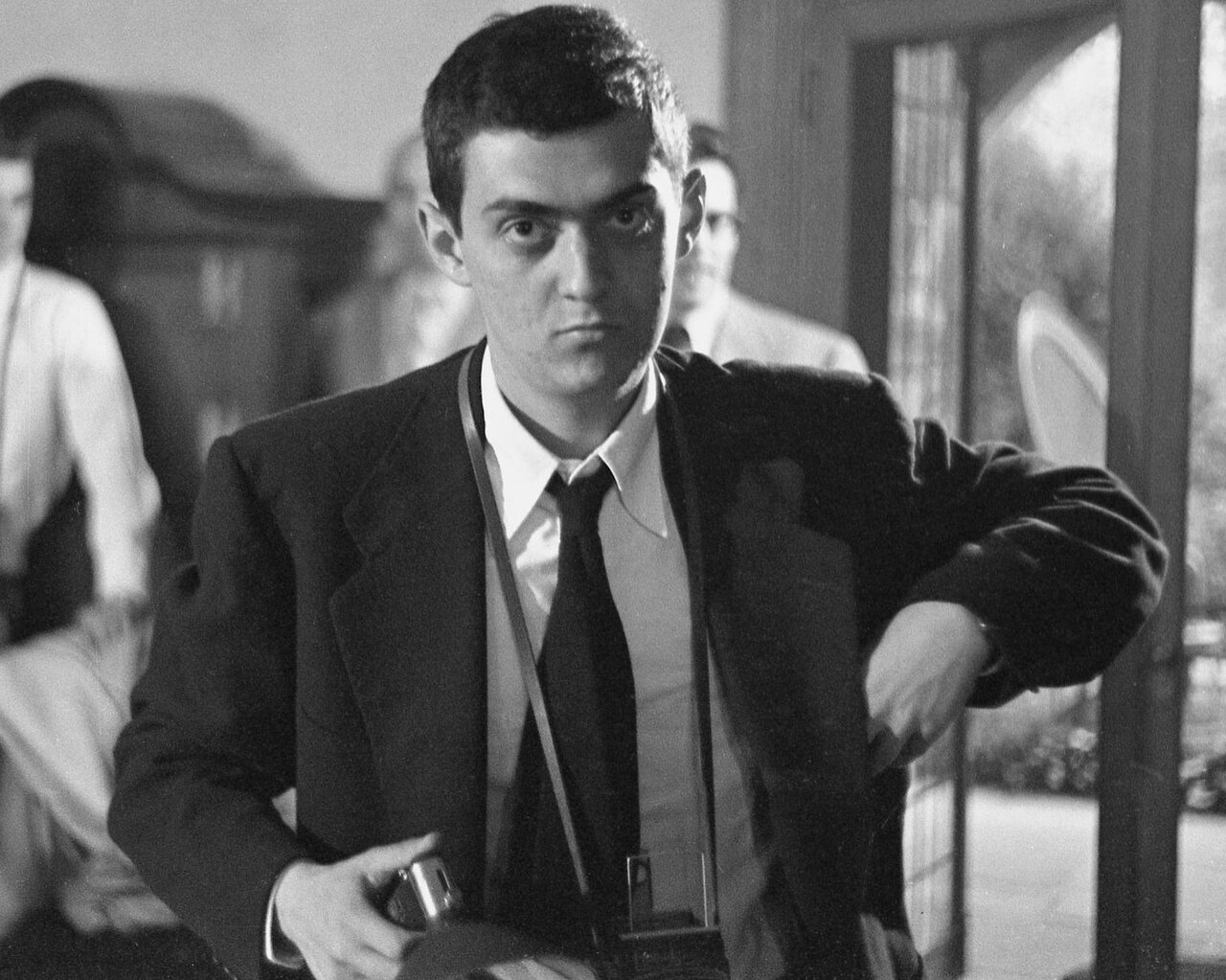 ภาพประกอบ: Stanley Kubrick (1949 portrait by Phillip Harrington - cropped)