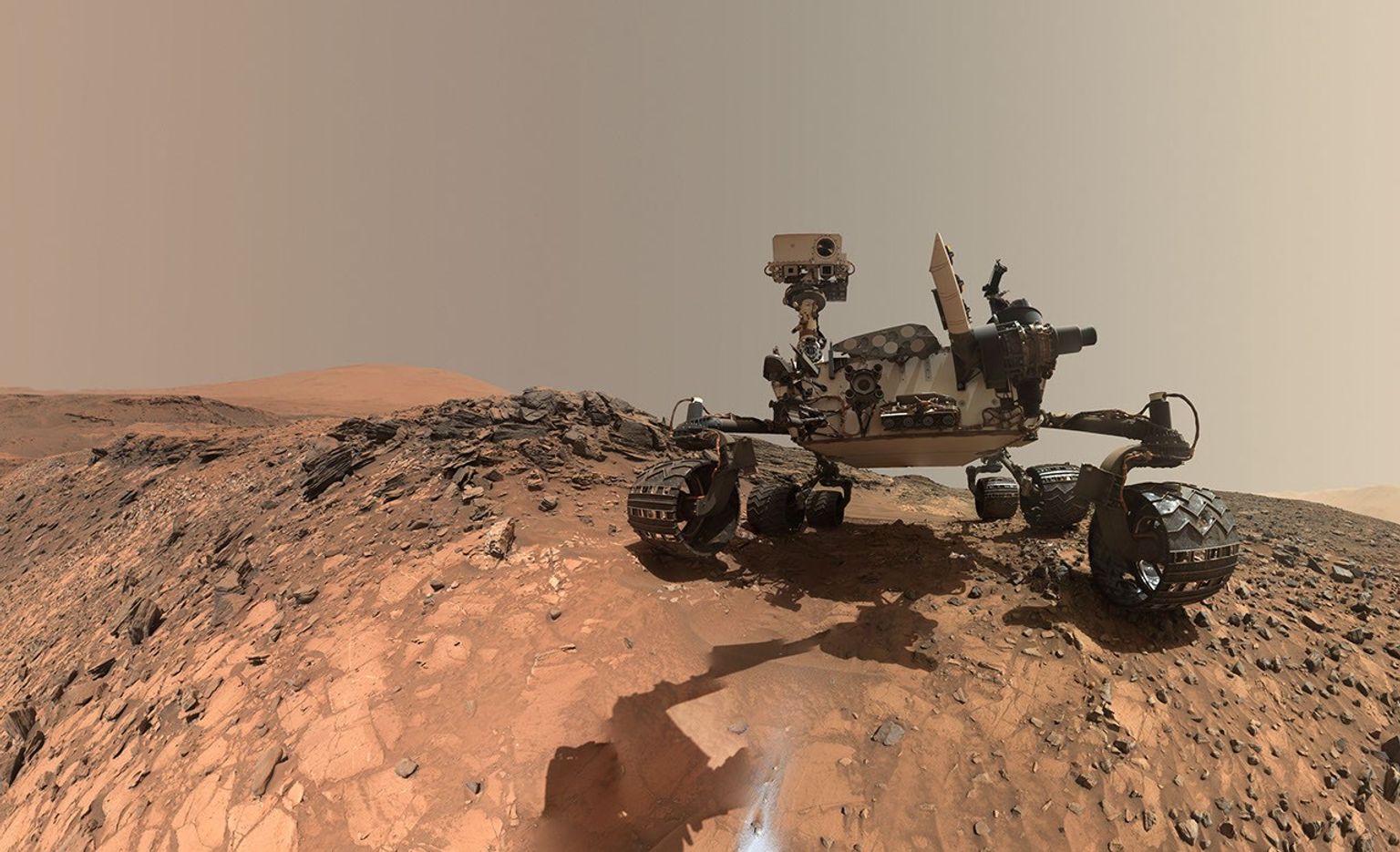 ยาน Mars อยู่บนพื้นหินสีแดงของดาวอังคาร