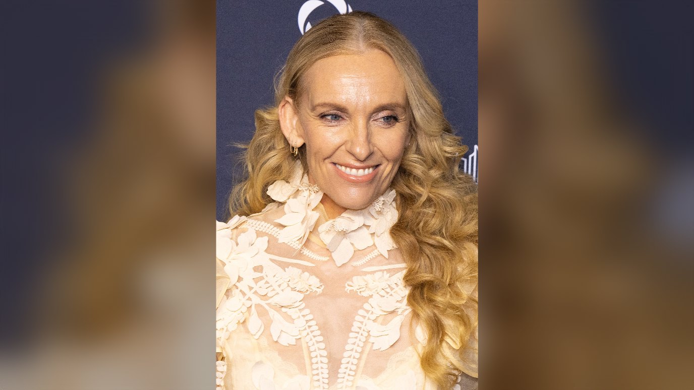 ภาพประกอบ: Toni Collette at the 2025 Toronto International Film Festival (cropped)