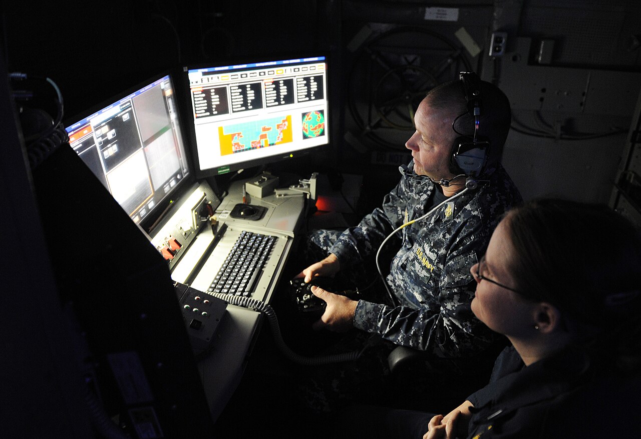 ภาพประกอบ: Laser Weapon System control station aboard USS Ponce (AFSB(I)-15) in November 2014 (01)
