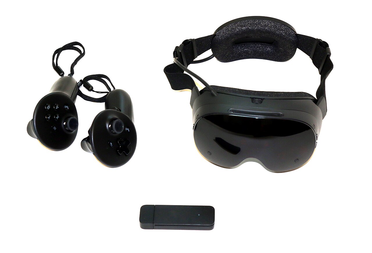ภาพประกอบ: Steam Frame with controllers