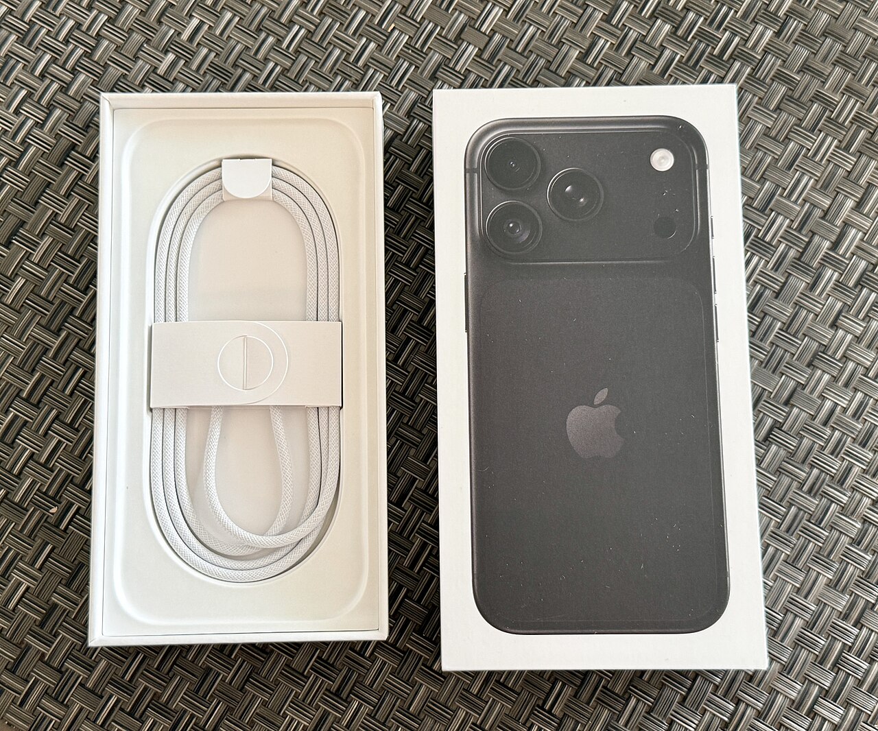 ภาพประกอบ: IPhone 18 Pro - black