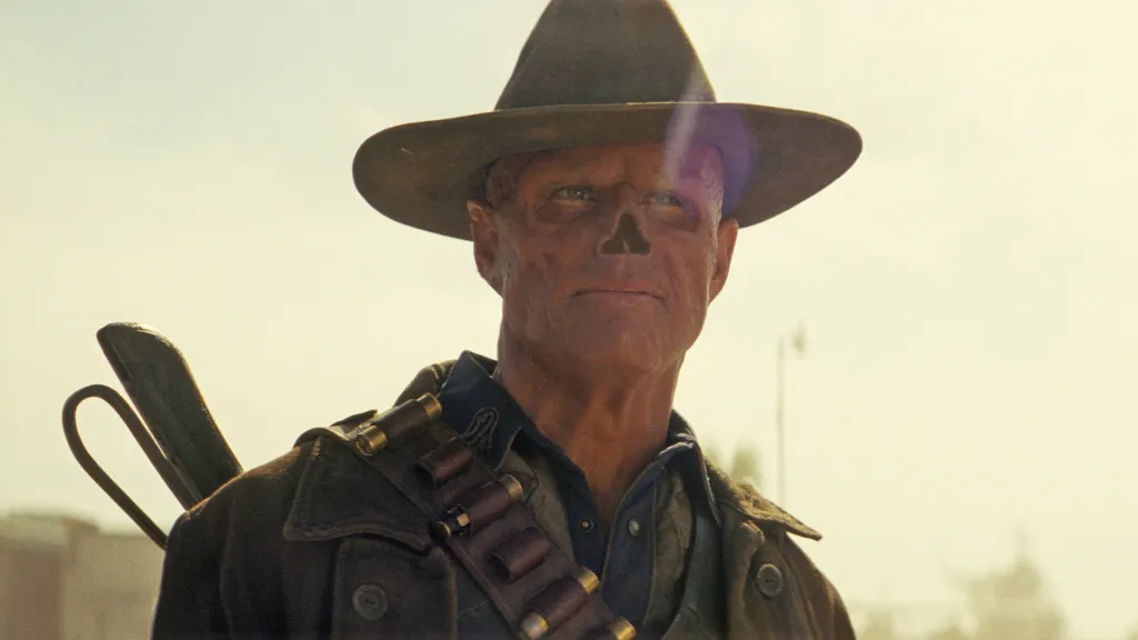 ภาพโปรโมตทางการจาก Prime Video (ภาพประชาสัมพันธ์) ผ่าน Deadline ประกอบข่าว Walton Goggins ถ่ายจบซีซั่น 3 ของ Fallout แล้ว โพสต์คลิปขับรถเปิดประทุนกลางทะเลทราย