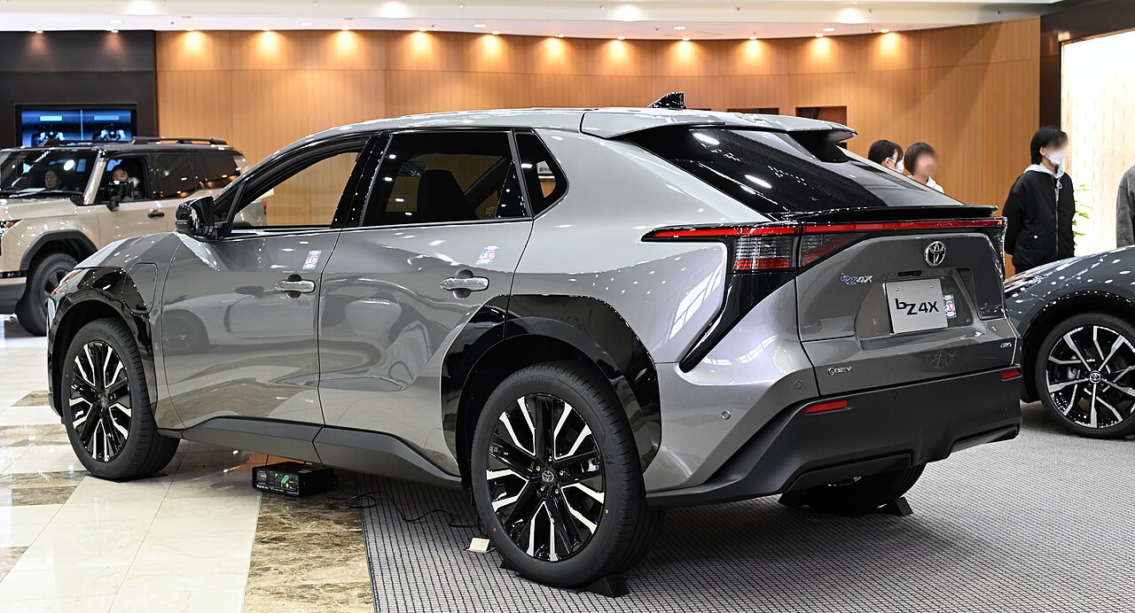 ภาพประกอบ: 2025 Toyota bZ4X Z 4WD rear