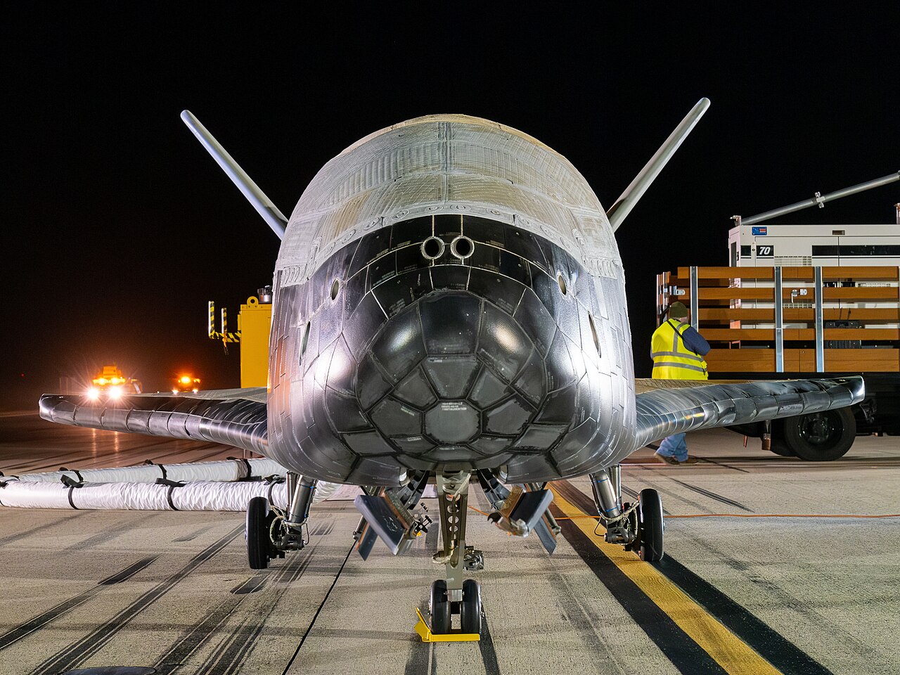 ภาพประกอบ: X-37B Orbital Test Vehicle Mission Seven (cropped)