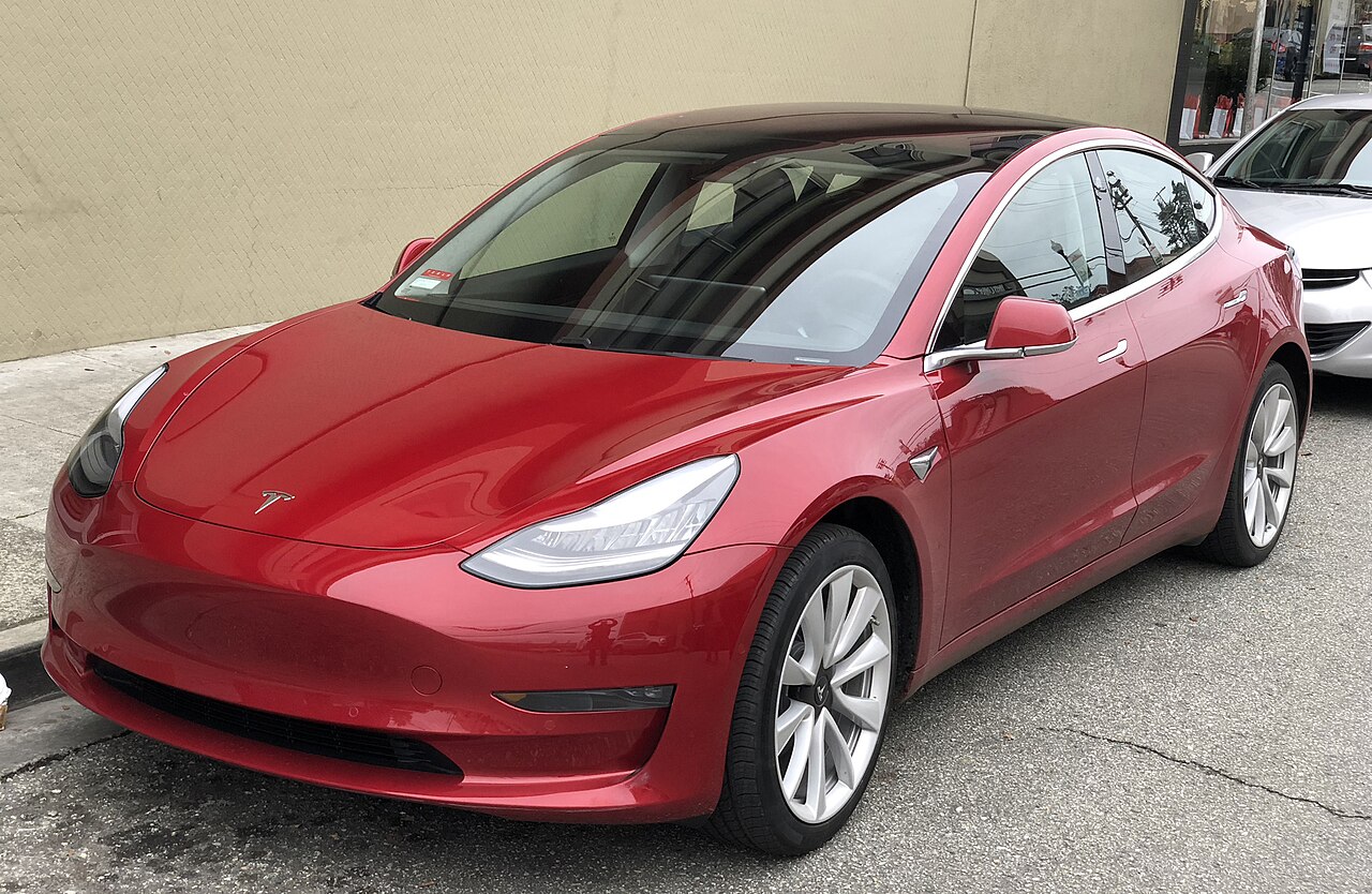 ภาพประกอบ: Tesla Model 3 parked, front driver side